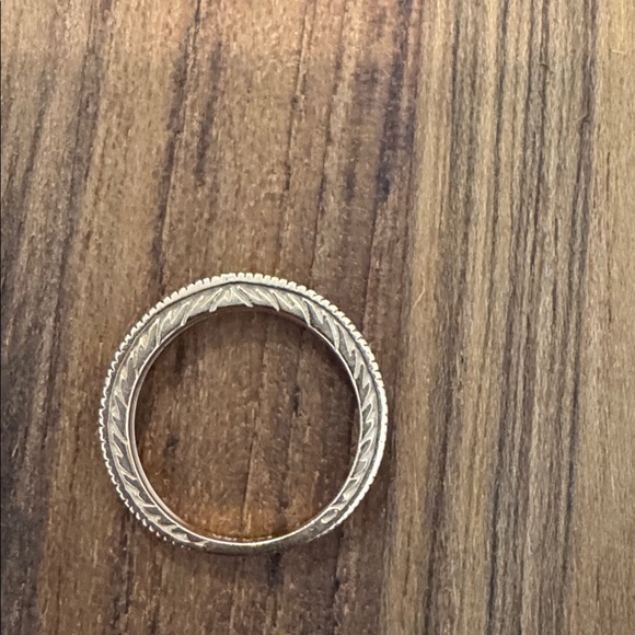 Elegant 14k Gold Band with diamonds - Picture 2 of 5